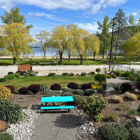 Holiday Beach Resort Motel Okanagan Falls Eksteriør bilde