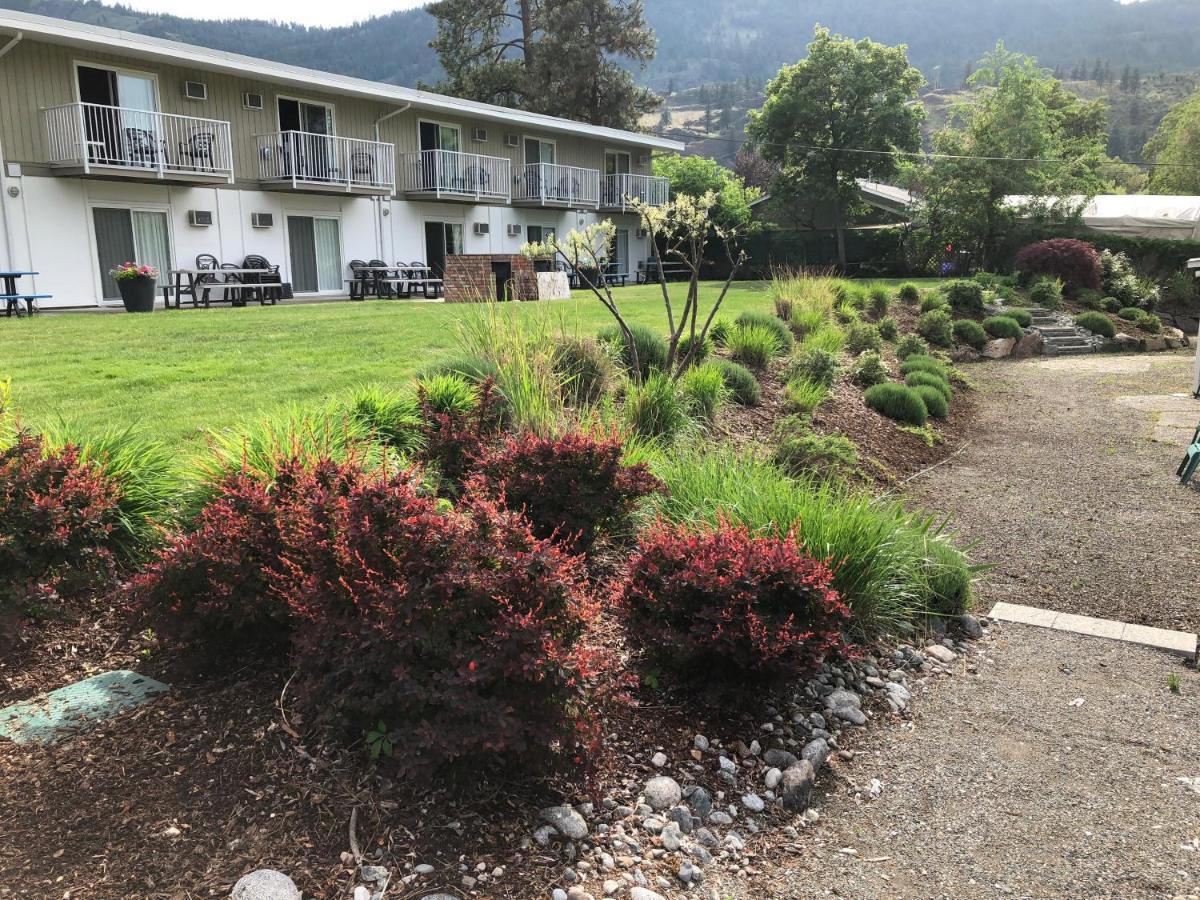 Holiday Beach Resort Motel Okanagan Falls Eksteriør bilde