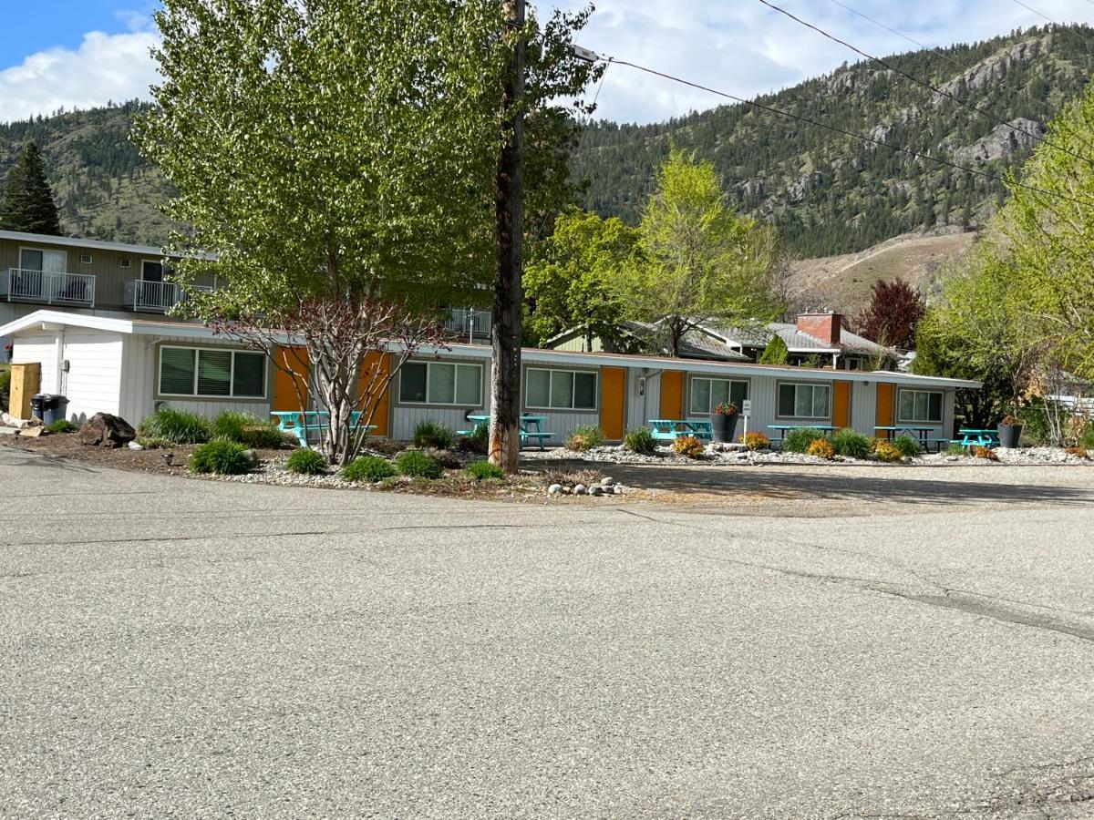 Holiday Beach Resort Motel Okanagan Falls Eksteriør bilde