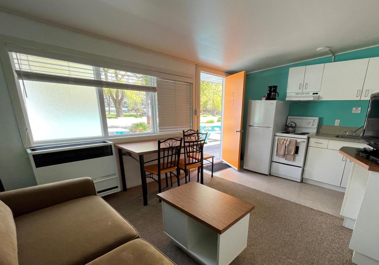 Holiday Beach Resort Motel Okanagan Falls Eksteriør bilde