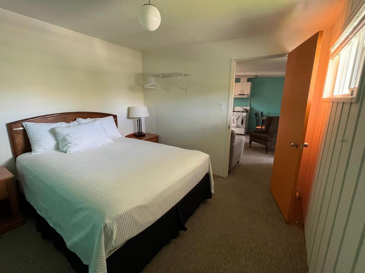 Holiday Beach Resort Motel Okanagan Falls Eksteriør bilde
