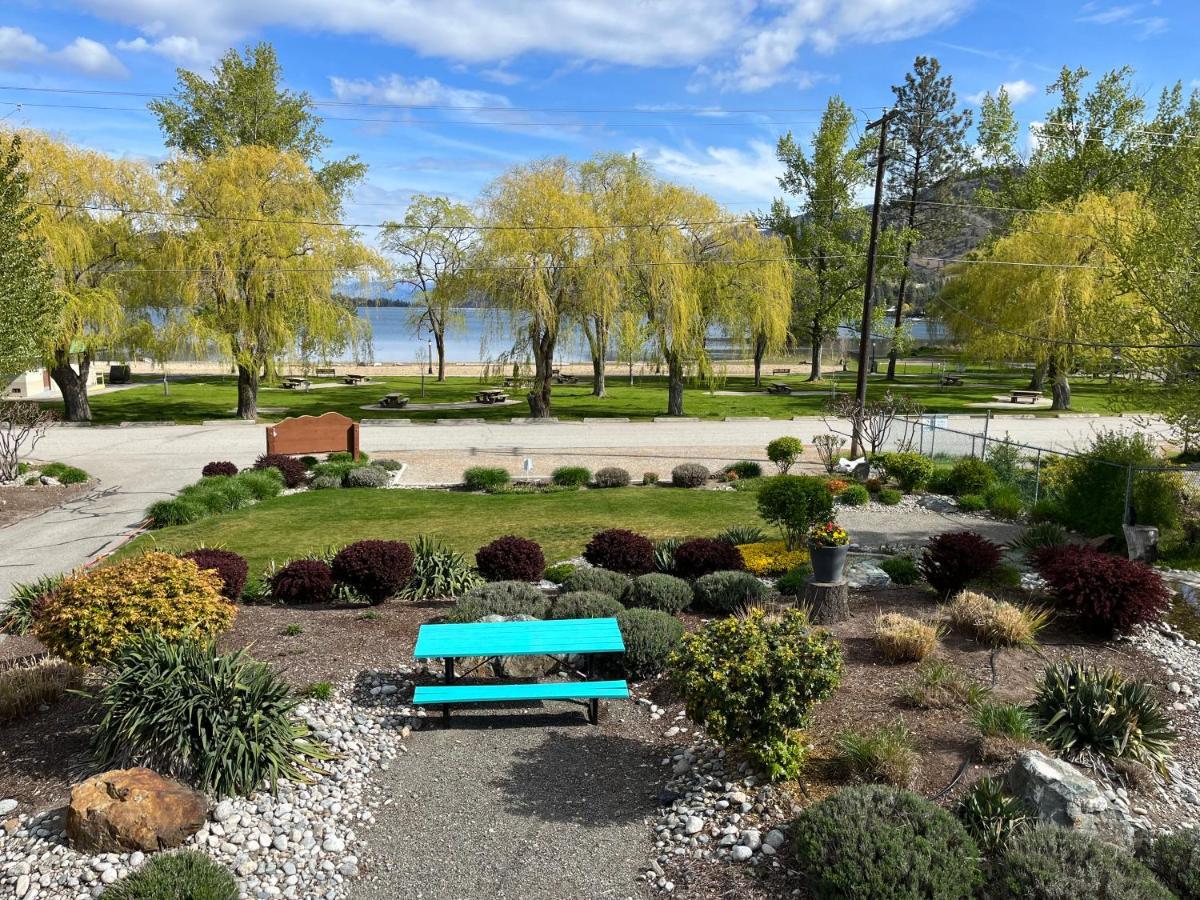 Holiday Beach Resort Motel Okanagan Falls Eksteriør bilde