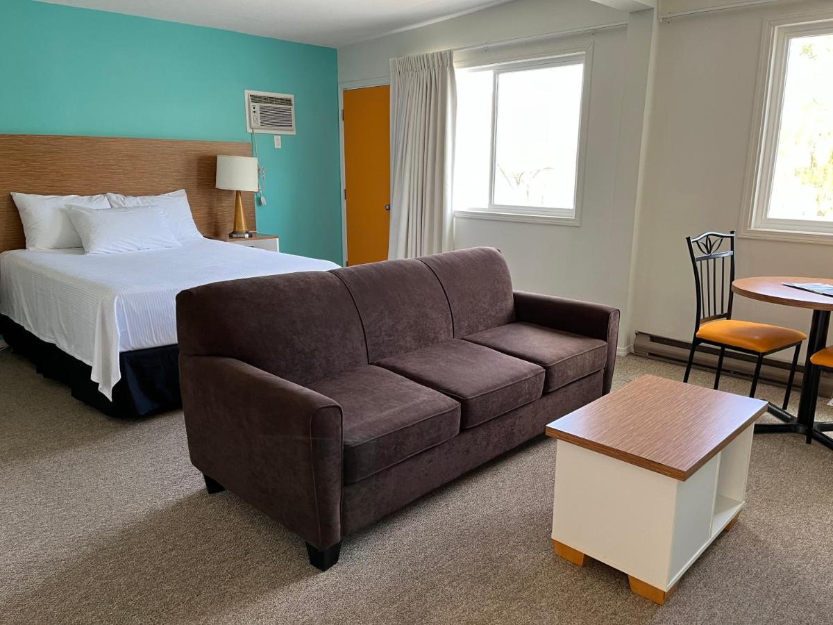 Holiday Beach Resort Motel Okanagan Falls Eksteriør bilde