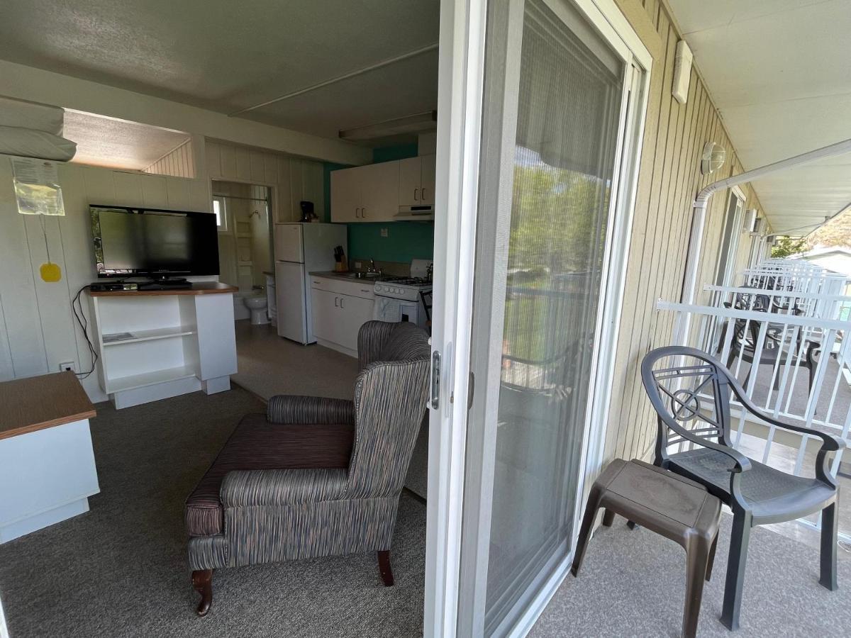 Holiday Beach Resort Motel Okanagan Falls Eksteriør bilde