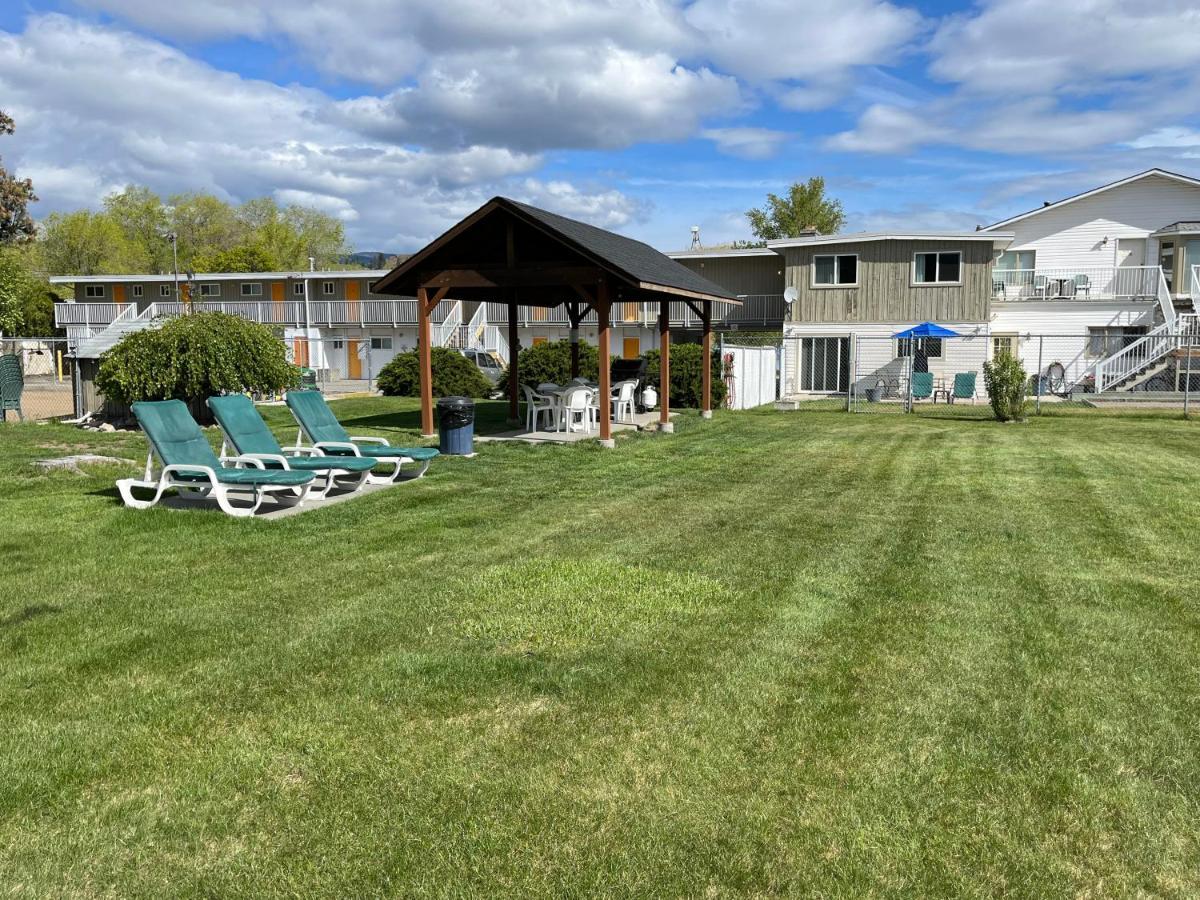 Holiday Beach Resort Motel Okanagan Falls Eksteriør bilde