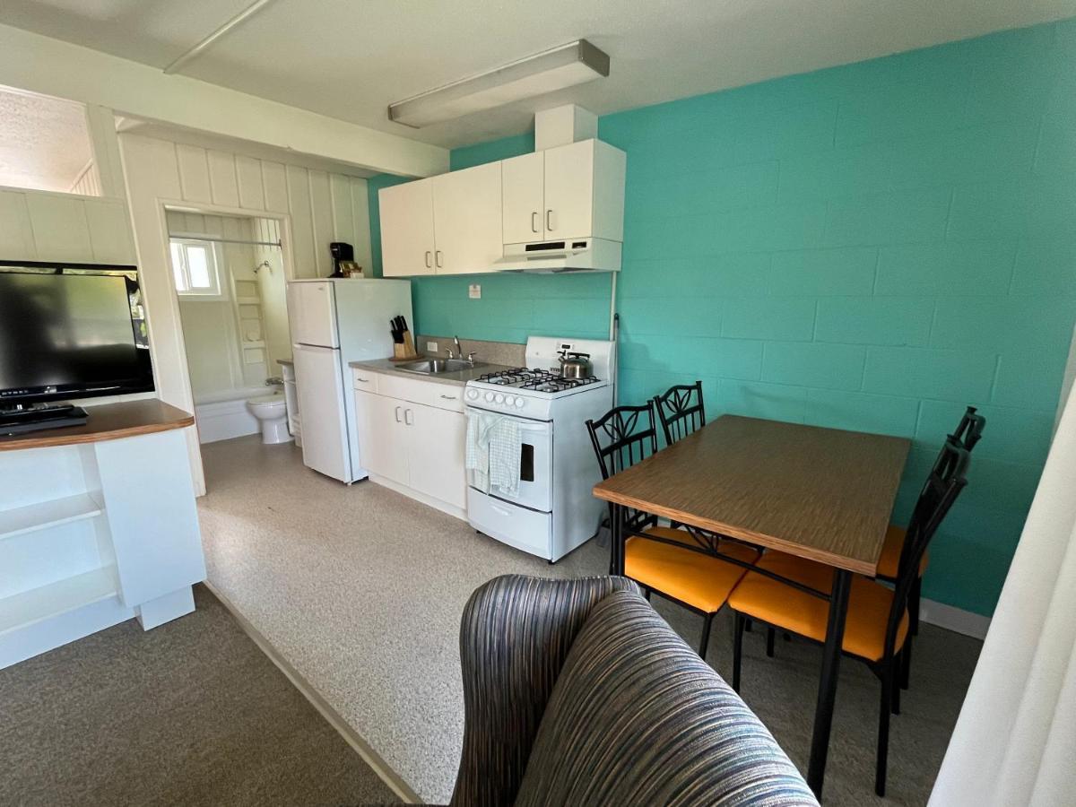 Holiday Beach Resort Motel Okanagan Falls Eksteriør bilde