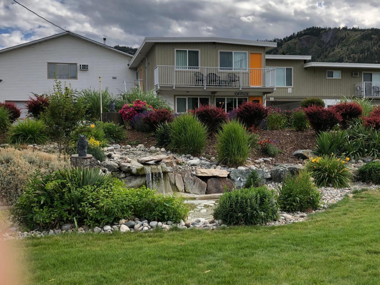 Holiday Beach Resort Motel Okanagan Falls Eksteriør bilde