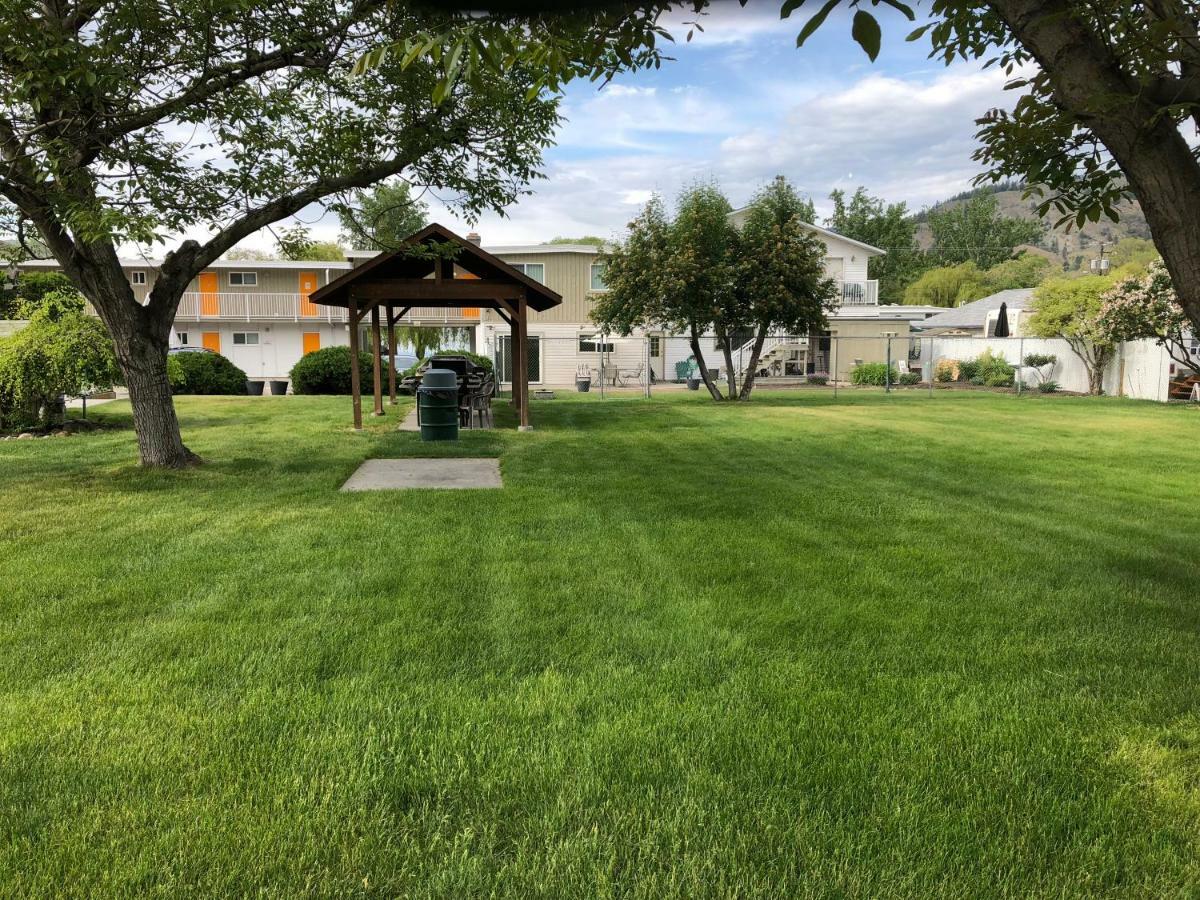 Holiday Beach Resort Motel Okanagan Falls Eksteriør bilde