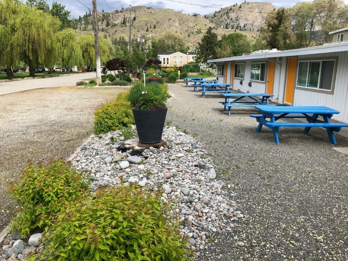 Holiday Beach Resort Motel Okanagan Falls Eksteriør bilde