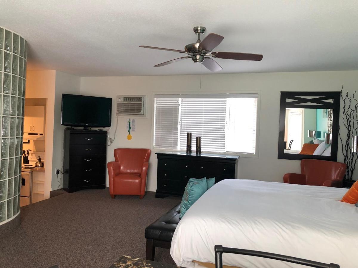 Holiday Beach Resort Motel Okanagan Falls Eksteriør bilde