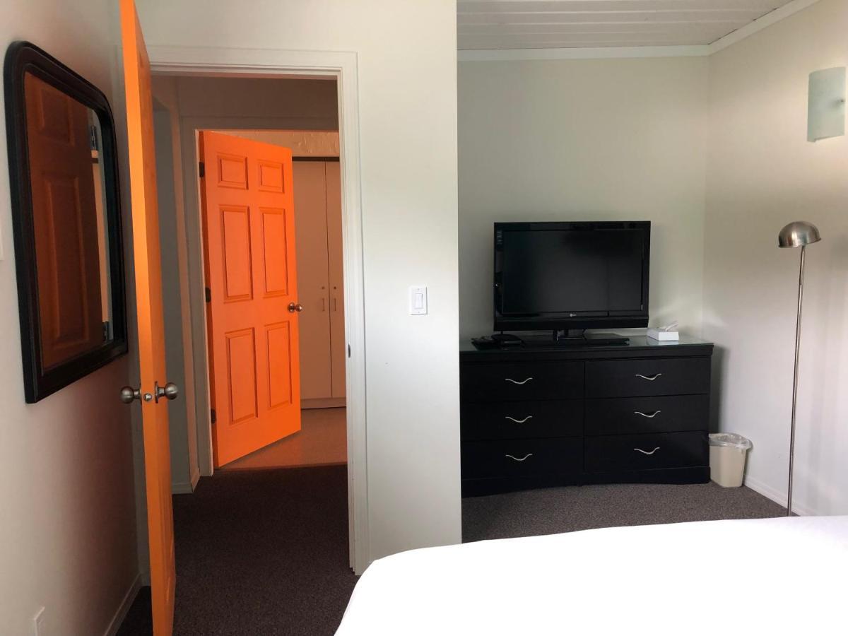Holiday Beach Resort Motel Okanagan Falls Eksteriør bilde
