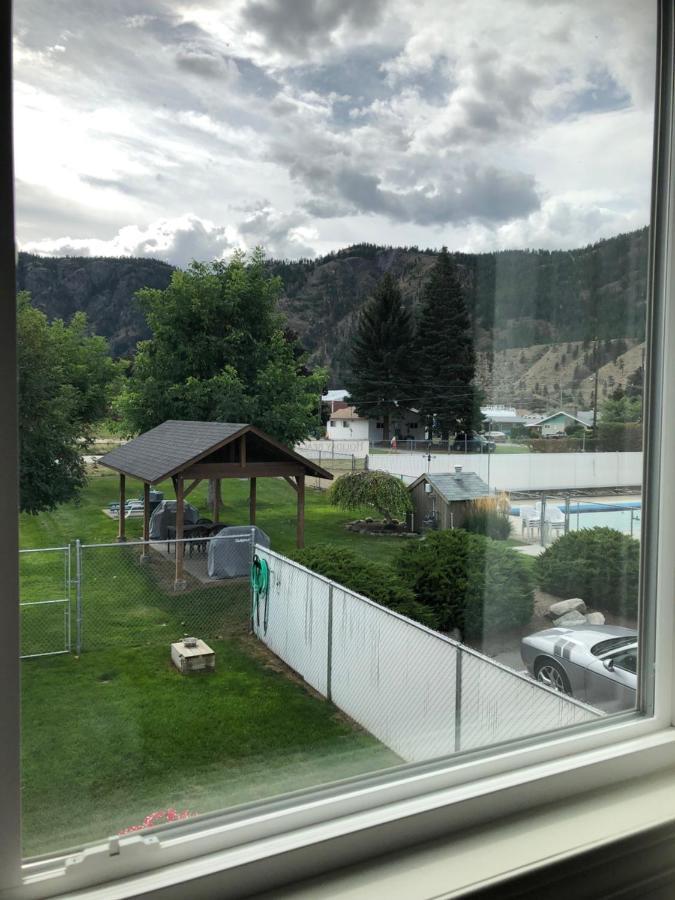 Holiday Beach Resort Motel Okanagan Falls Eksteriør bilde