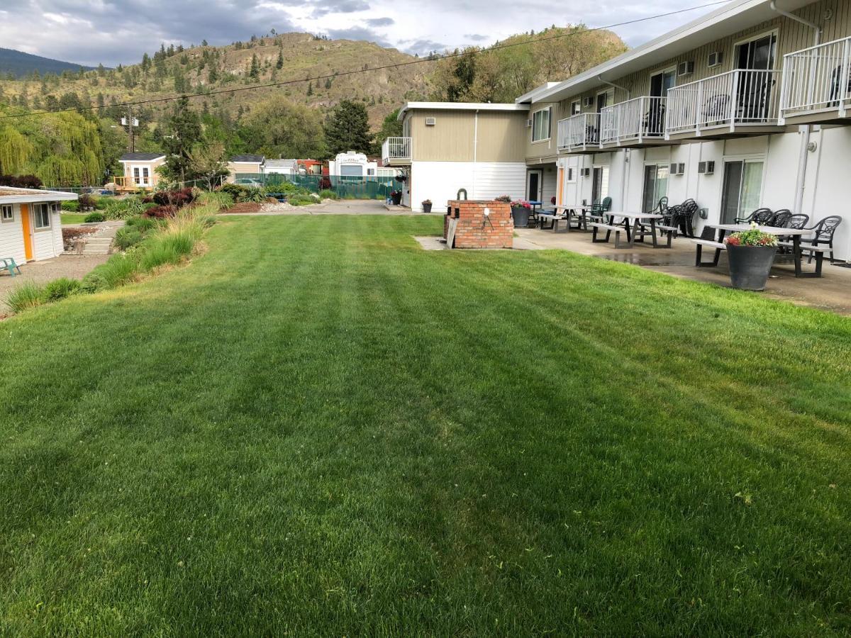 Holiday Beach Resort Motel Okanagan Falls Eksteriør bilde